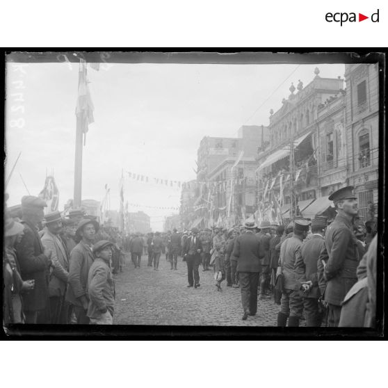 Salonique. Arrivée de M. Vénizélos. La foule se masse dans les rues. [légende d'origine]