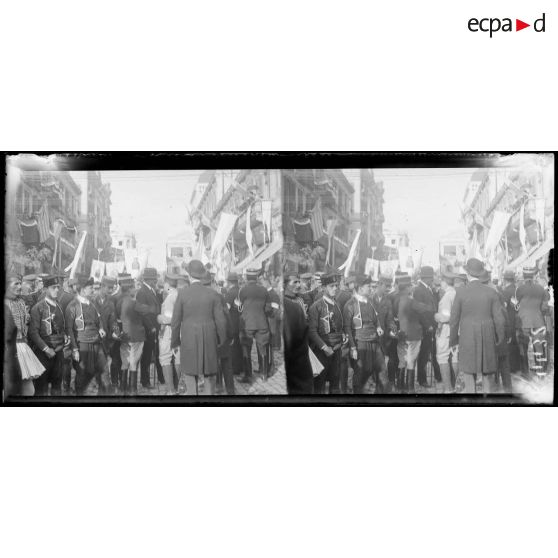 Salonique. Place de la Liberté. Au 1er plan, gendarmes crêtois. [légende d'origine]