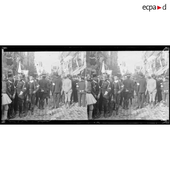 Salonique. Place de la Liberté. Officiers de gendarmerie et gendarmes crêtois. [légende d'origine]