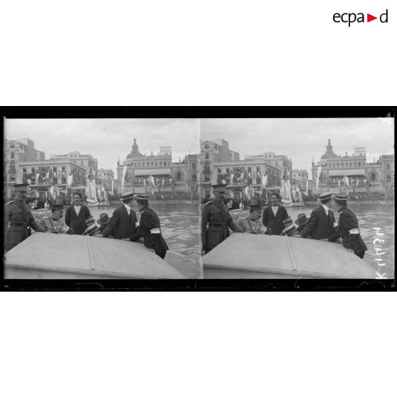 Salonique. Le comité de la défense nationale se rendant en chaloupe à bord de l'Hespéria. [légende d'origine]