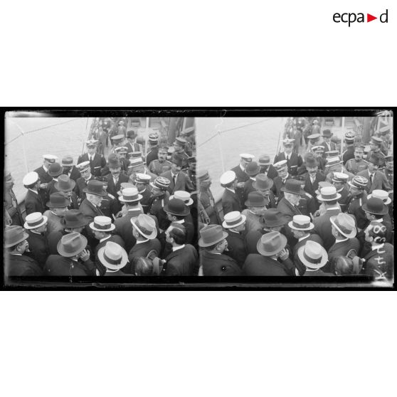 Salonique. L'arrivée du gouvernement provisoire à bord de l'Hesperia. Au centre, M. Vénizélos. [légende d'origine]