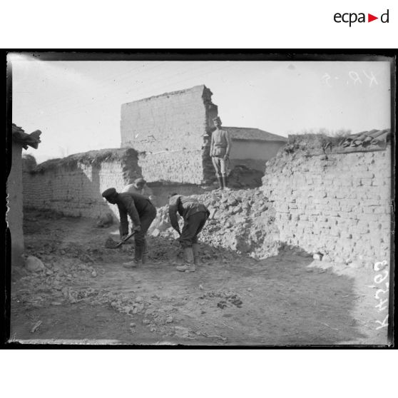 De Vrbeni. Prisonniers bulgares travaillant sur la route. [légende d'origine]