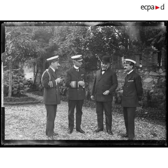 Salonique. L'amiral Coudouriotis. L'amiral Ghines (en civil). [légende d'origine]