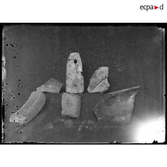 Salonique. Fragments de poteries byzantines. Fouilles de l'armée française en Macédoine. [légende d'origine]