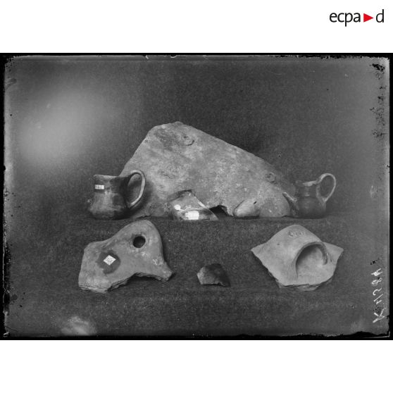 Salonique. Fragments de poteries byzantines. Fouilles de l'armée française en Macédoine. [légende d'origine]