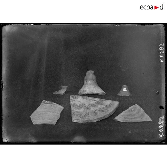 Salonique. Fragments de poteries byzantines. Fouilles de l'armée française en Macédoine. [légende d'origine]
