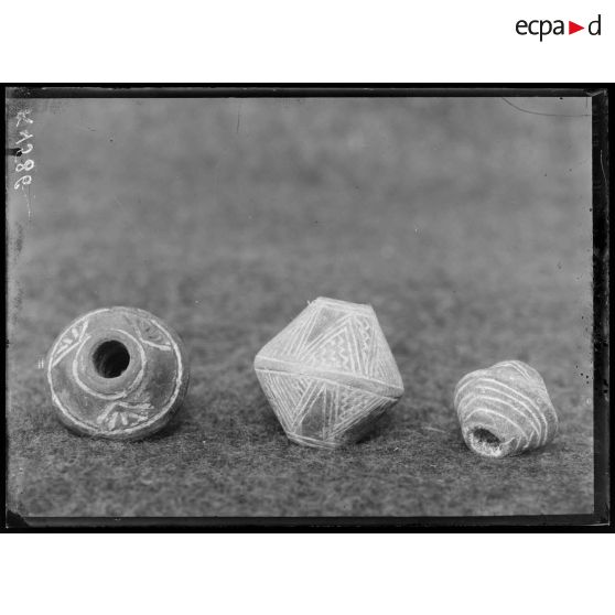 Salonique. Fragments de poteries byzantines. Fouilles de l'armée française en Macédoine. [légende d'origine]