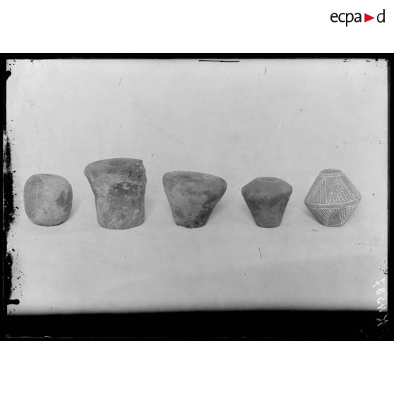 Salonique. Fragments de poteries byzantines. Fouilles de l'armée française en Macédoine. [légende d'origine]