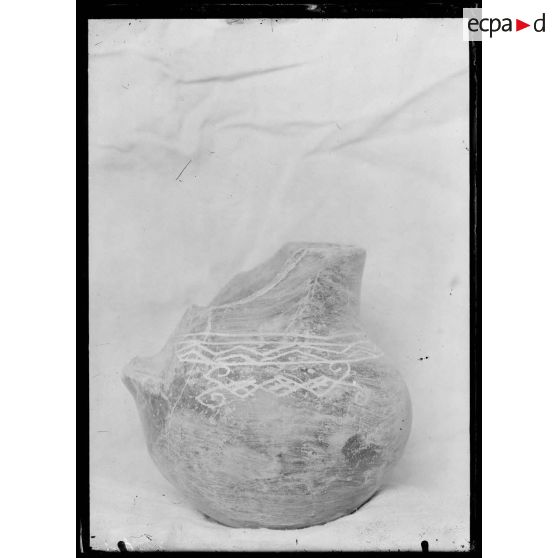 Salonique. Fragments de poteries byzantines. Fouilles de l'armée française en Macédoine. [légende d'origine]