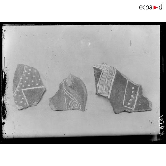 Salonique. Fragments de poteries byzantines. Fouilles de l'armée française en Macédoine. [légende d'origine]