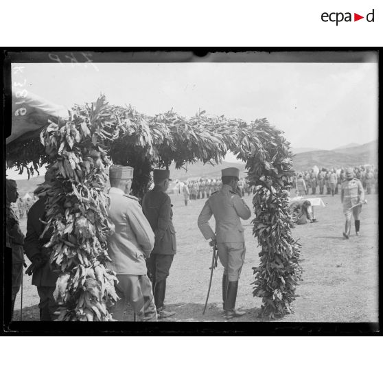 Sedes. Sud-est de Salonique. Fête du 3e régiment de cavalerie serbe. Le prince Alexandre de Serbie et le général Sarrail prennent place pour la cérémonie religieuse. [légende d'origine]