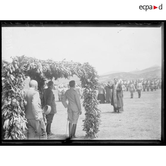 Sedes. Sud-est de Salonique. Fête du 3e régiment de cavalerie serbe. Pendant la cérémonie, bénédiction du prince de Serbie. [légende d'origine]