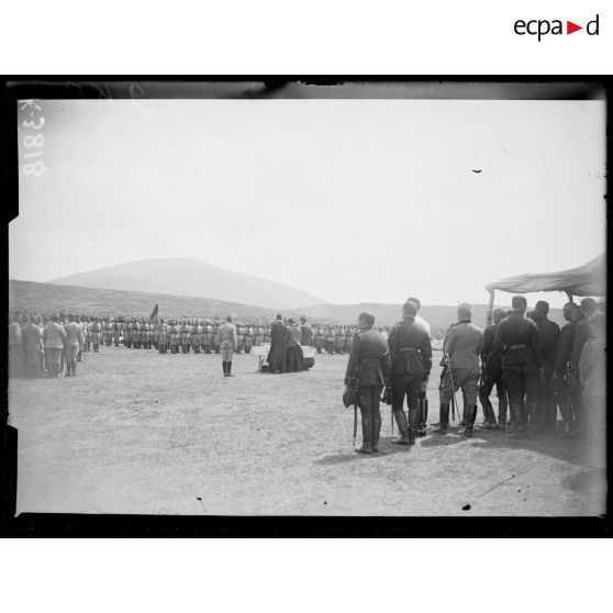 Sedes. Sud-est de Salonique. Fête du 3e régiment de cavalerie serbe. La cérémonie religieuse sur le front de troupes. [légende d'origine]
