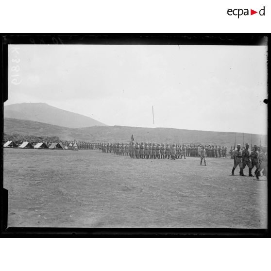 Sedes. Sud-est de Salonique. Fête du 3e régiment de cavalerie serbe. Défilé des troupes. [légende d'origine]