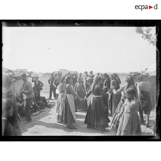 Salonique. Danses de tziganes. [légende d'origine]