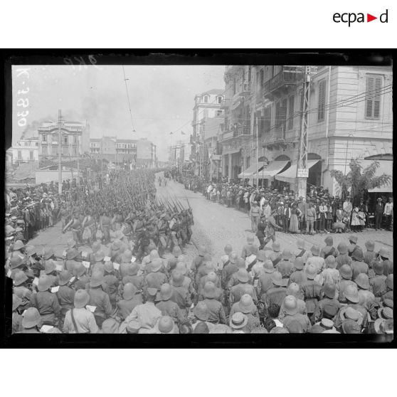 Salonique. Rue Venezuela. Arrivée et défilé d'un contingent de soldats russes. [légende d'origine]