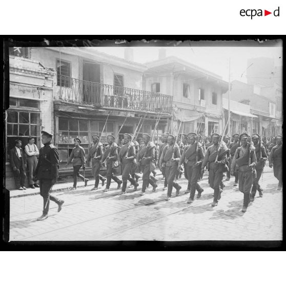 Salonique. Rue Egnatia. Arrivée et défilé d'un contingent de soldats russes. [légende d'origine]