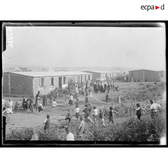 Ecole des petits réfugiés d'Asie mineure et Macédoine. A l'appel du maître, les enfants se précipitent pour se mettre en rang. [légende d'origine]