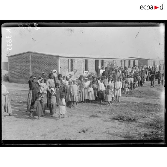 Ecole des petits réfugiés d'Asie mineure et Macédoine. Groupe des enfants. [légende d'origine]