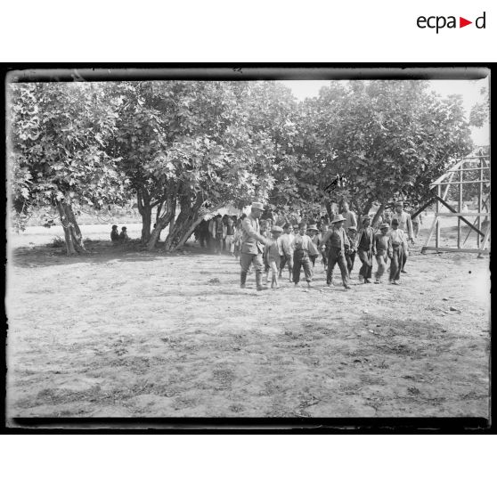 Ecole des petits réfugiés d'Asie mineure et Macédoine. Les enfants conduits en classe. [légende d'origine]