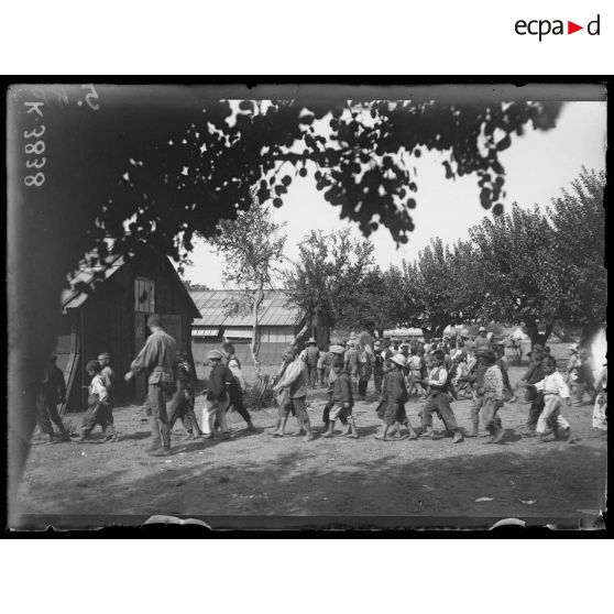 Ecole des petits réfugiés d'Asie mineure et Macédoine. Les enfants conduits en classe. [légende d'origine]