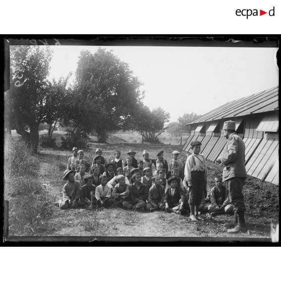 Ecole des petits réfugiés d'Asie mineure et Macédoine. Classe en plein air. Exercice de démonstration. [légende d'origine]
