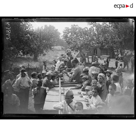 Ecole des petits réfugiés d'Asie mineure et Macédoine. A la récréation. La distribution d'eau à ceux qui ont soif. [légende d'origine]