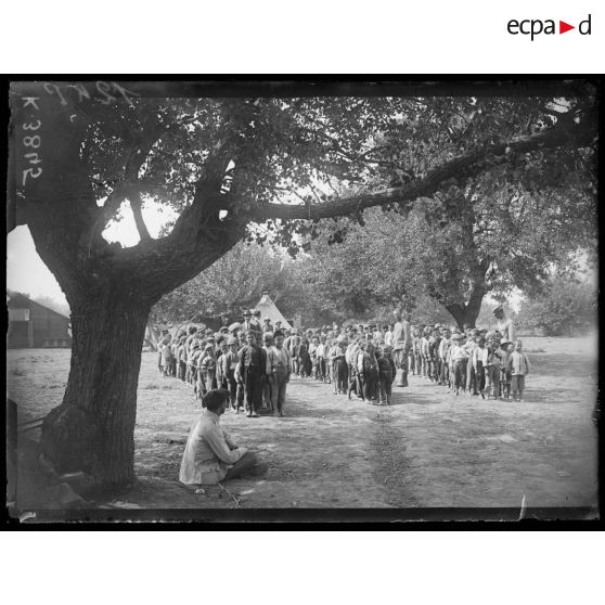 Ecole des petits réfugiés d'Asie mineure et Macédoine. Retour en classe. [légende d'origine]