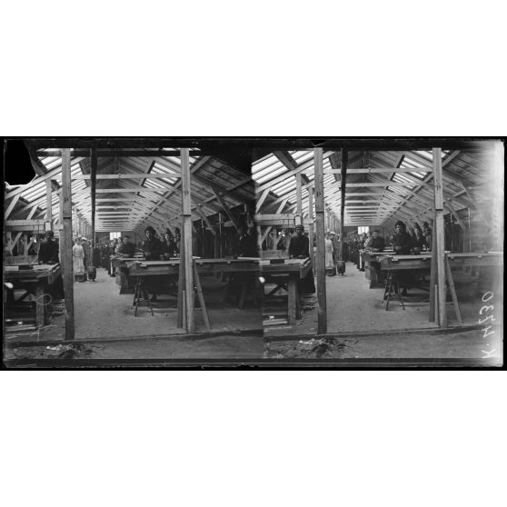 Vincennes. Ateliers de fabrication des baraquements Adrian. Fabrication des panneaux. [légende d'origine]