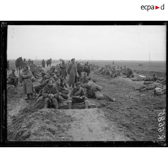 Monastir. Prisonniers bulgares pris à la cote 1248 et ramenés au camp de Négoçani. [légende d'origine]