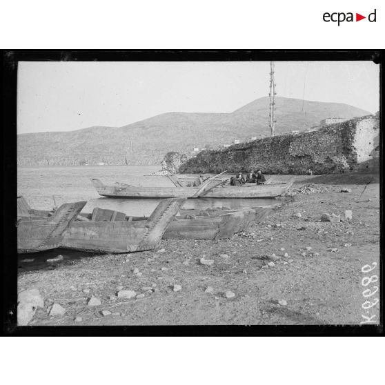 Kastoria. Le mur byzantin devant le lac. [légende d'origine]