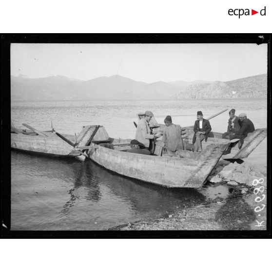 Kastoria. Les barques du lac. [légende d'origine]
