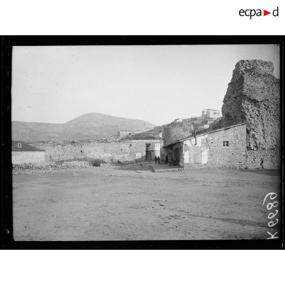 Kastoria. Deux tours de l'enceinte à l'entrée de la ville prise du lac. [légende d'origine]