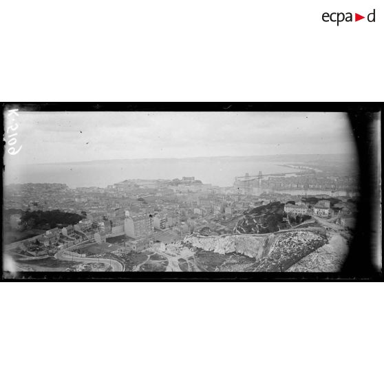 Marseille. Vue prise de Notre Dame de la Garde. Le vieux port. [légende d'origine]