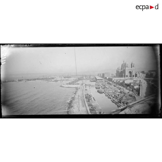 Marseille. Vue prise au fort Saint Jean. Le pont Neuf. [légende d'origine]