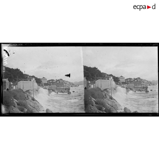 Marseille. Effet de vague sur la Corniche. [légende d'origine]