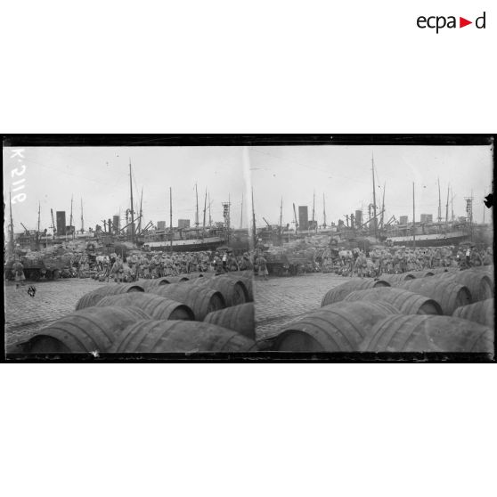 Marseille. Troupes embarquant sur l'Ionie. [légende d'origine]