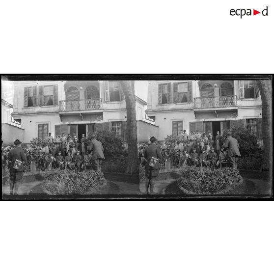 Salonique. Popote des officiers. Opérateur de la S.Ph.A. [Section photographique de l'Armée]. [légende d'origine]