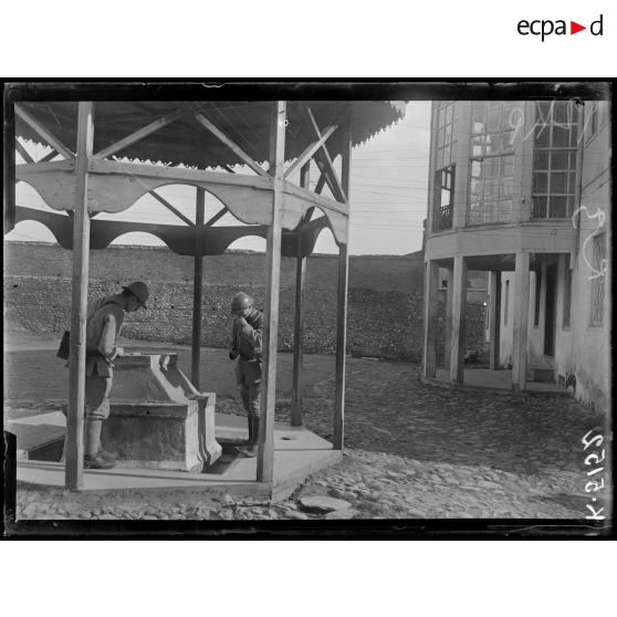 Monastir. Un coin de la cour du bureau de la place. [légende d'origine]