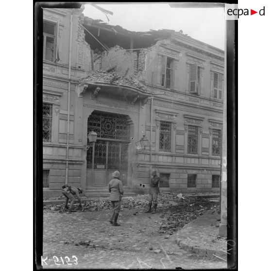 Monastir. Façade de la banque franco-serbe démolie par les obus bulgares. [légende d'origine]