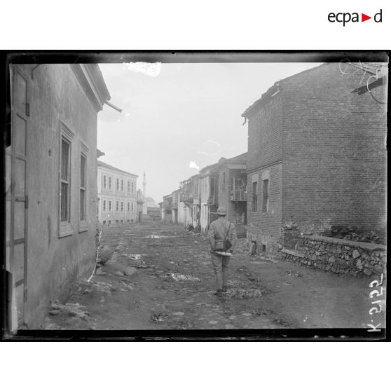 Monastir. Une rue. [légende d'origine]