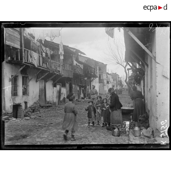 Monastir. Une rue. [légende d'origine]