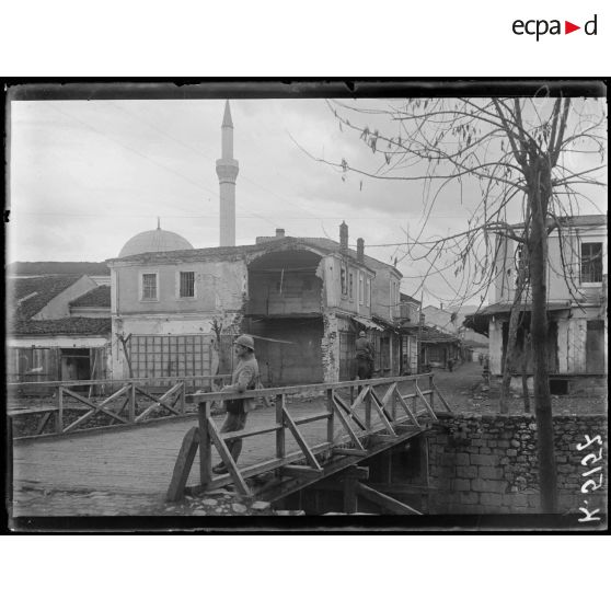 Monastir. Angle de la grande rue où les obus tombent fréquemment. [légende d'origine]
