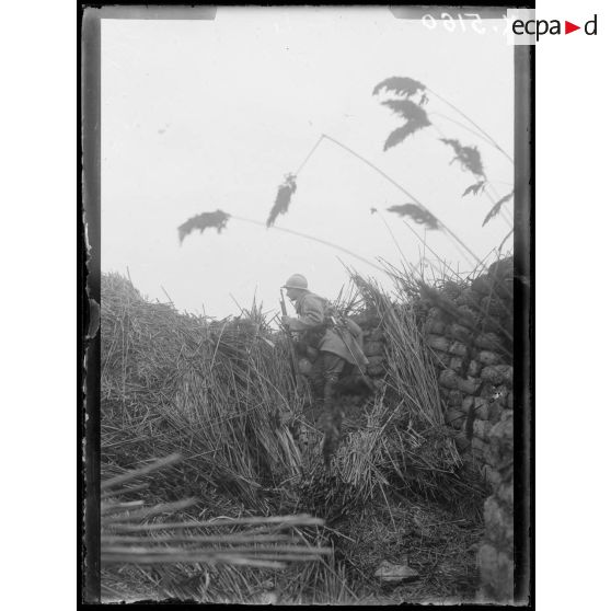 En avant de Monastir. Guetteur. [légende d'origine]