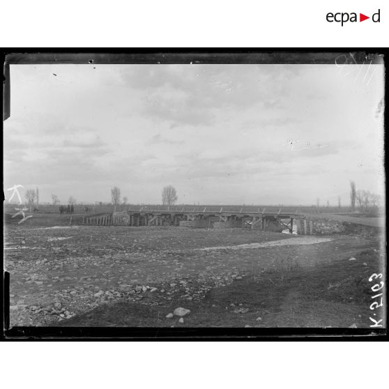 Monastir. Pont bombardé continuellement de jour et de nuit. [légende d'origine]