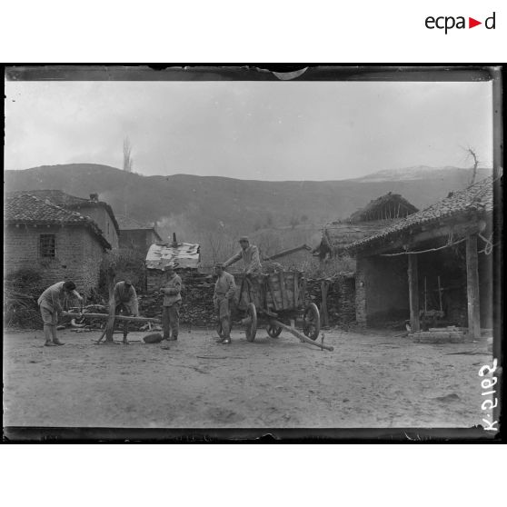 Kladerop (Nord de Florina). Bascule à bois en Macédoine. [légende d'origine]