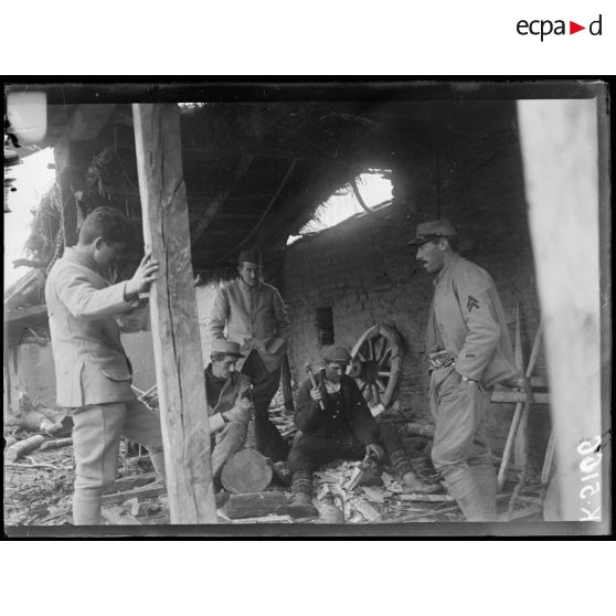 Kladerop (Nord de Florina). Charron macédonien au travail. [légende d'origine]