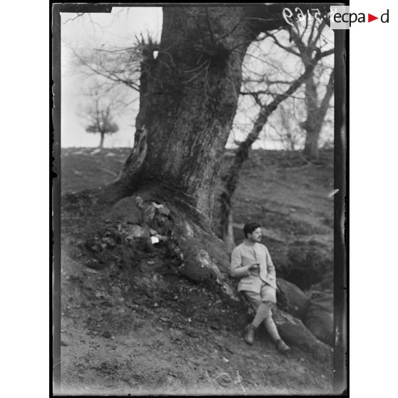 Au nord de Florina. En montagne. Abri dans un tronc d'arbre. [légende d'origine]