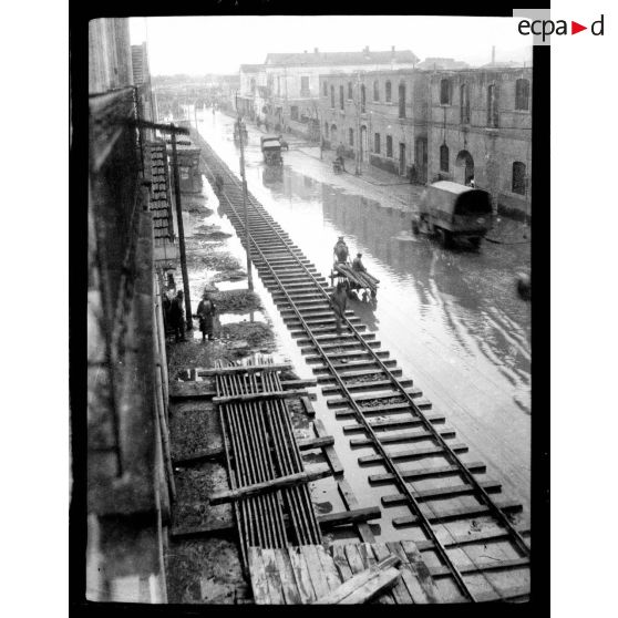 Salonique. Les inondations après l'orage devant le quartier général A.A. [légende d'origine]