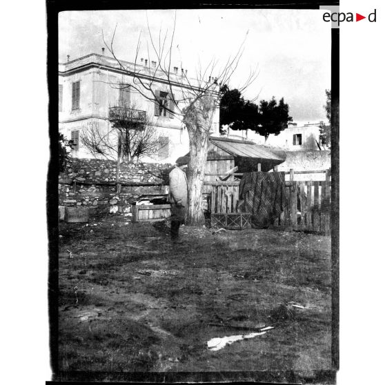 Salonique. La cour de la Villa de la section photographique. [légende d'origine]